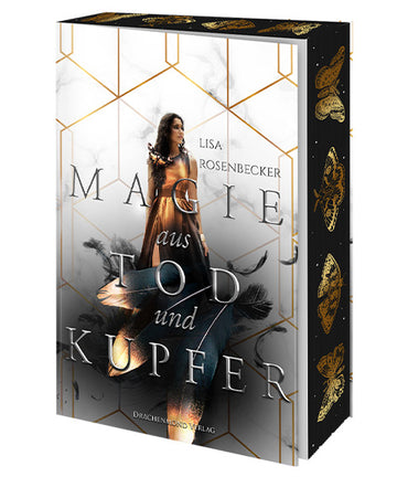 Das Cover zeigt mittig eine Frau mit langen, braunen Haaren. Sie trägt ein bronzefarbenes, schulterfreies Kleid. An ihrer linken Schulter sitzt eine große schwarz-braune Motte. Der Hintergrund ist weiß-grau marmoriert. Unterhalb der Frau sind drei Krähenfedern mit bronzefarbenen Spitzen. Der Titel steht mittig auf dem Buch und nimmt ungefähr zwei Drittel der Titelseite ein. Der Name der Autorin steht oberhalb des Titels.